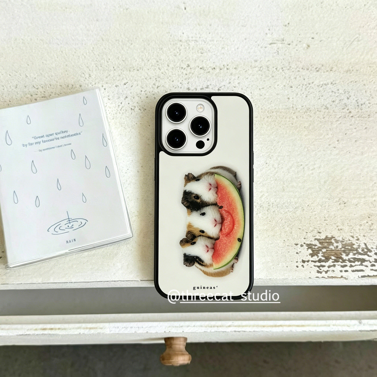 Phone Cases Durable - 韓国のインスタ映えするモルモットがスイカを食べるデザインのiPhoneケース、iPhone 17 Air、16 Pro Max、15、14 Plus、13、12、11対応、耐衝撃シリコン製バックカバー