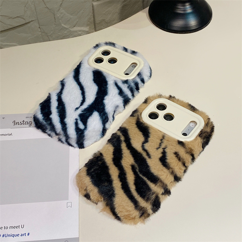 豪華なゼブラ柄ふわふわプラッシュスマホケース iPhone  - Phone Cases Iphone 16 のレビューと価格